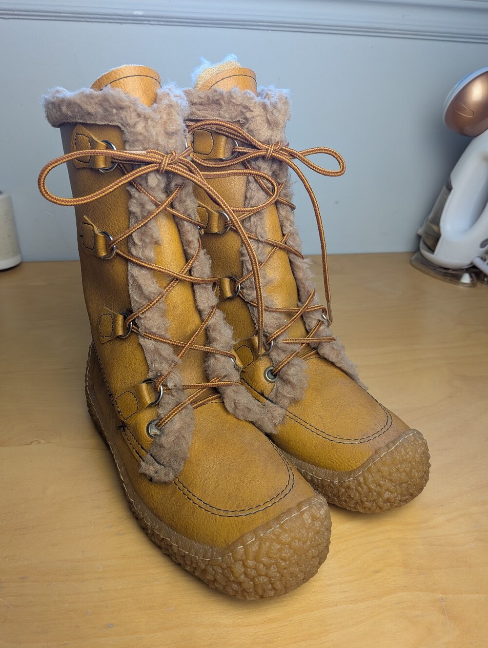 VINTAGE Maple Leaf Shoes Winter Women Boots Size 7 Lace Up Closure Moccasin Tan